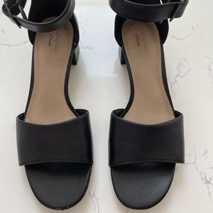 Comfortable and Chic Summer Sandals in that important basic black